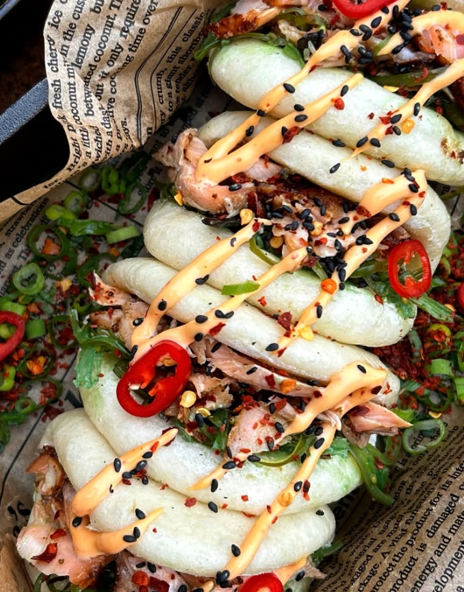 Bao bun met zalm gerookt met kersenhout